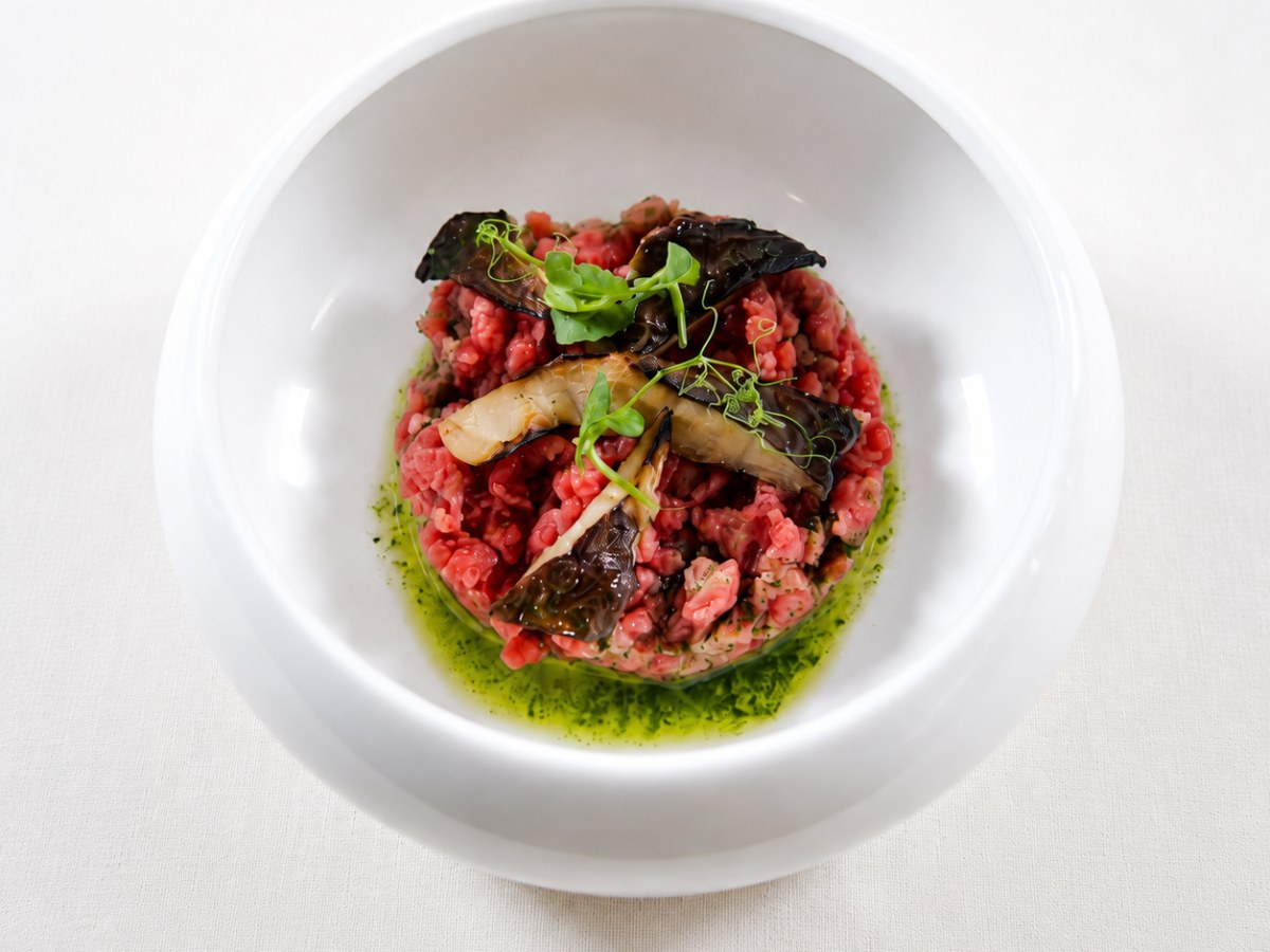 Battuta al coltello, fungo cardoncello arrosto, aglio nero in polvere, olio al prezzemolo