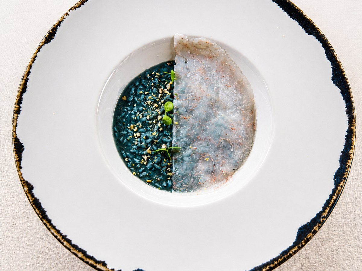 Risotto al tè matcha blu e tartare di gamberi rosa
