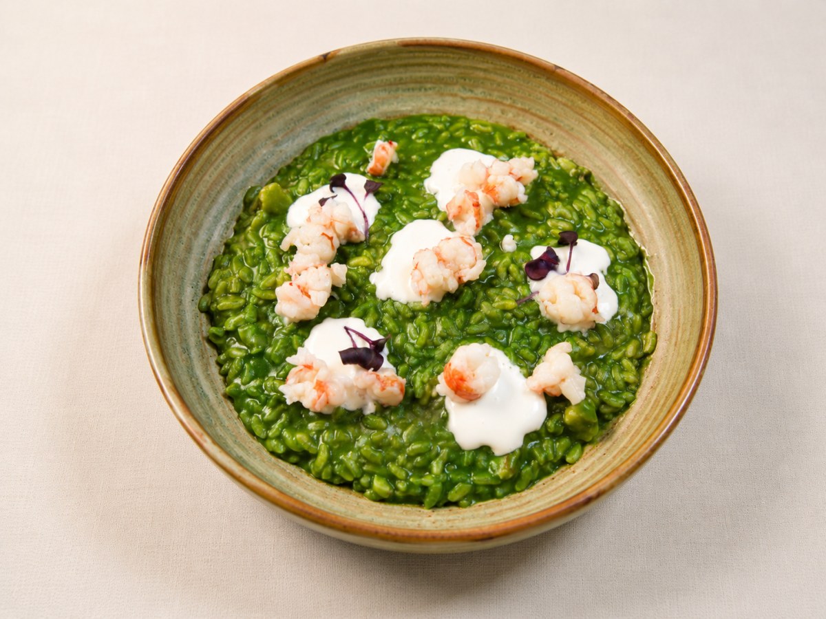 Risotto Carnaroli alle ortiche , gamberi e riduzione di burrata