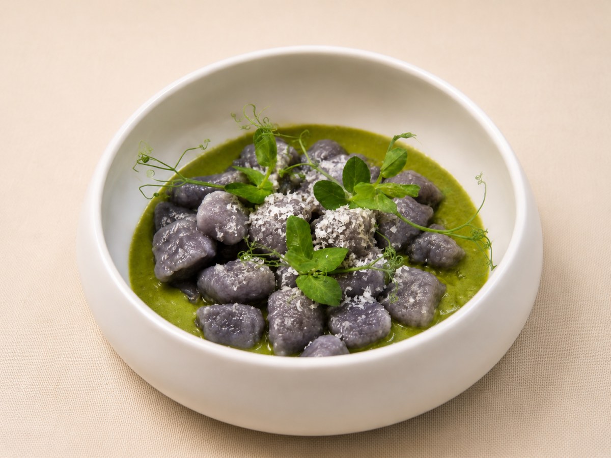 Gnocchi di patate viola su crema di piselli alla menta e mandorle