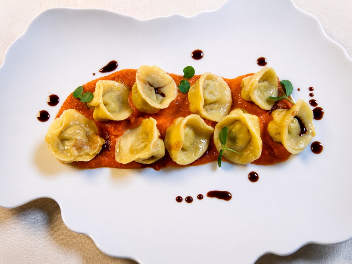 tortelli ripieni di edamame su gazpacho di pomodoro