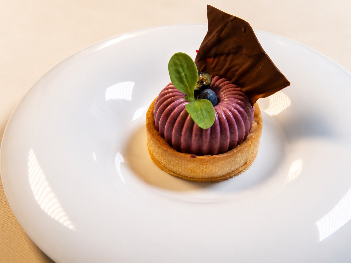 Frolla con cuore di ganache di cioccolato e mirtilli e mousse ai mirtilli