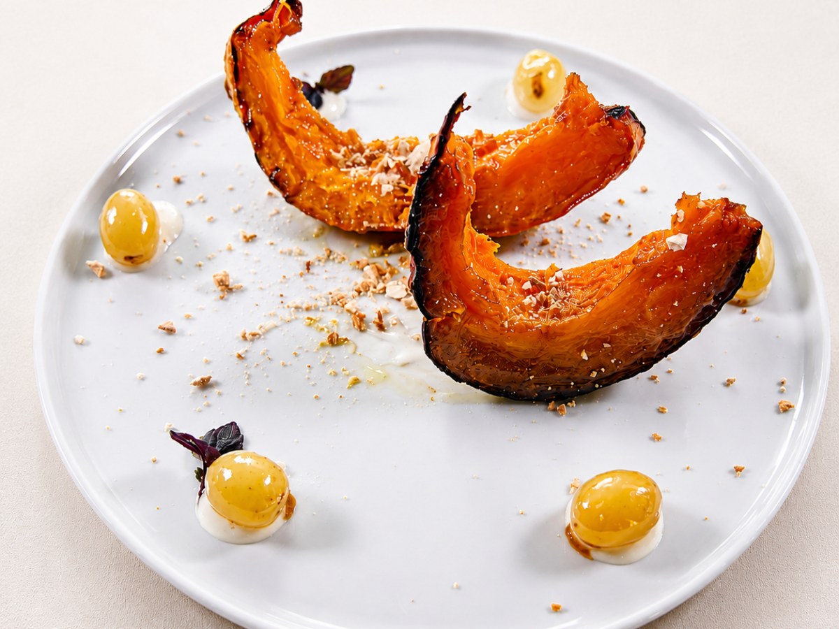 Zucca arrosto uva marinata, mandorla tostata, salsa montata al vino bianco