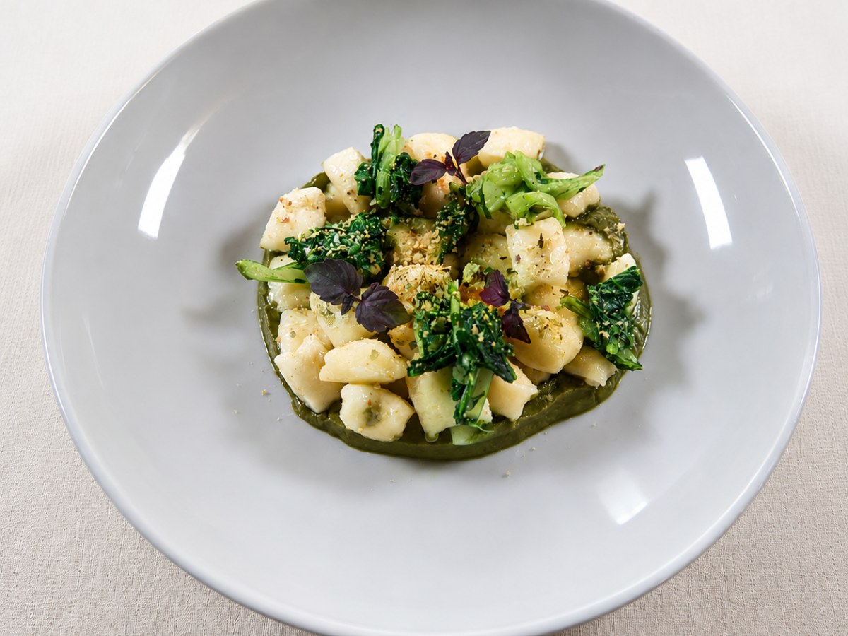 Gnocchi di patate crema di bietola, cappero e crumble di pane croccante