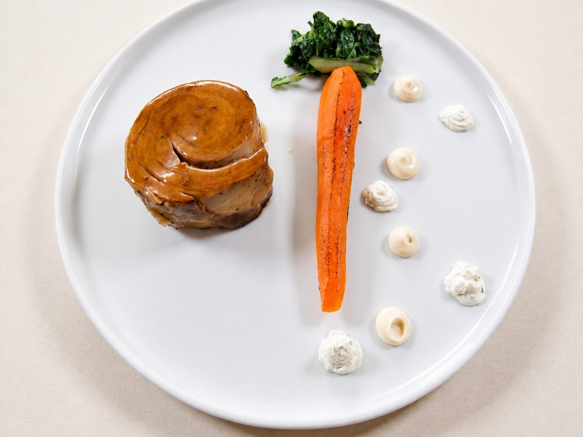 Roll d'agnello al forno ,carota arrosto, maionese alla senape, yogurt e menta