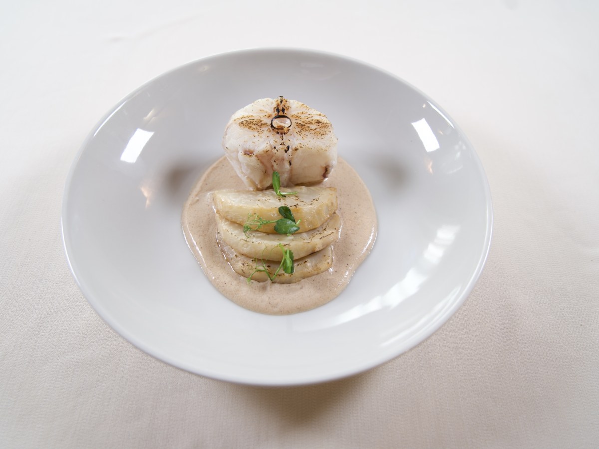 Rana pescatrice arrosto , sedano rapa, salsa alla nocciola