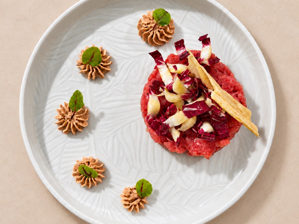 Battuta al coltello, crema di castagne e radicchio